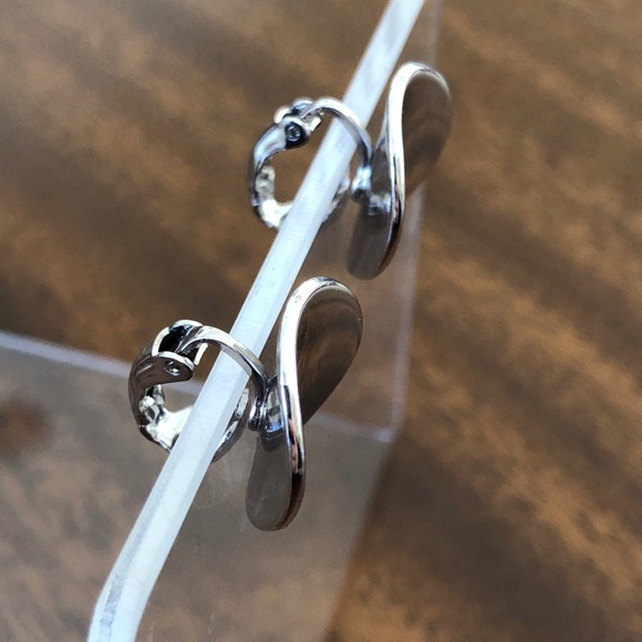 Vintage Avon curved disc clip on earrings silver tone - Picture 9 of 16